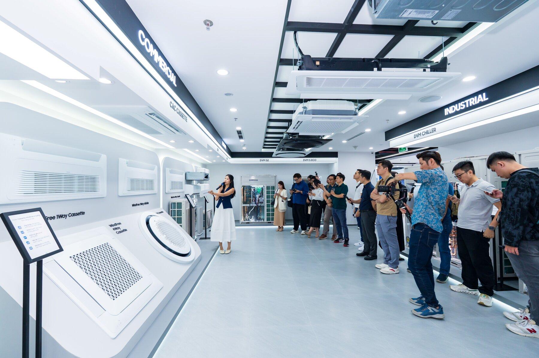 Khu trưng bày dàn lạnh âm trần và hệ thống điều hòa dành cho tòa nhà thương mại và công nghiệp tại Samsung Business Experience Studio.