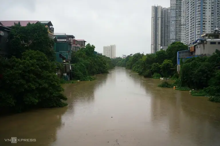 Nước sông Nhuệ đoạn qua phường Xuân Phương dâng cao, trưa 17/9. Ảnh: Hoàng Giang