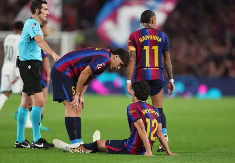Hậu vệ Xavi Espart (số 12) là trường hợp chấn thương mới nhất của Barca, trong trận Barca – Real Madrid trên sân Camp Nou, Barcelona, Tây Ban Nha ngày 25/10/2026. Ảnh: Reuters