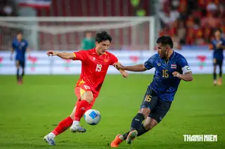 U.23 Việt Nam (trái) trong màn so tài với U.23 Thái Lan ở chung kết SEA Games 33