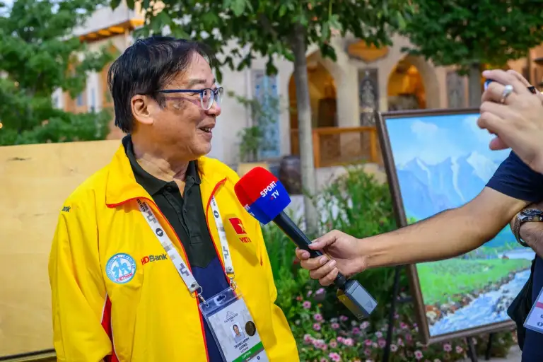 HLV Lương Trọng Minh của đội cờ vua nam Việt Nam trả lời phỏng vấn tại Olympiad cờ vua 2026 ở Samarkand, Uzbekistan ngày 15/9/2026. Ảnh: FIDE