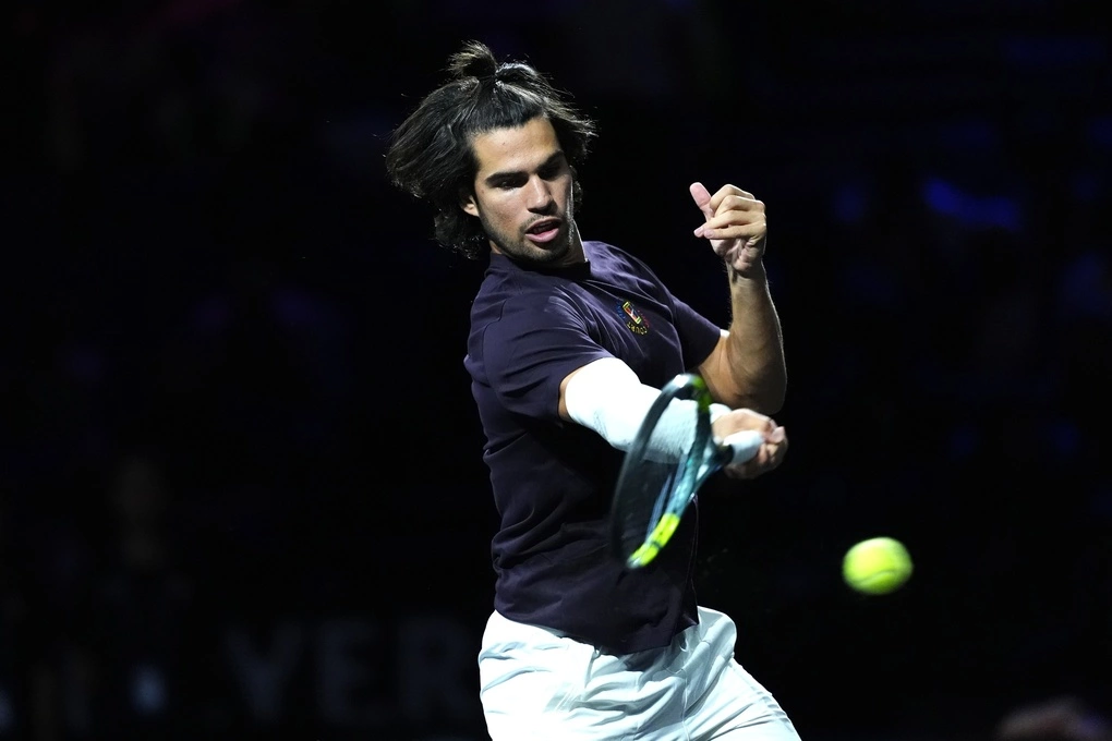 Alcaraz đánh bóng trong buổi tập trước thềm Laver Cup tại nhà thi đấu O2, London, Anh ngày 24/9/2026. Ảnh: A P