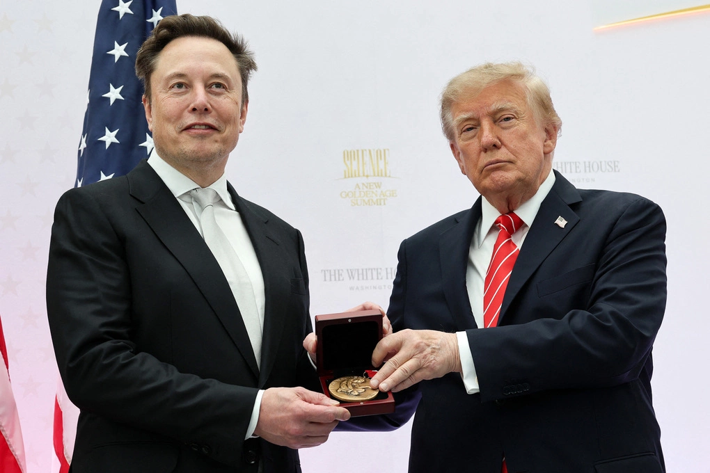 Tổng thống Mỹ Donald Trump (phải) trao huân chương cho tỷ phú Elon Musk trong sự kiện ở thủ đô Washington ngày 8/10. Ảnh: AFP