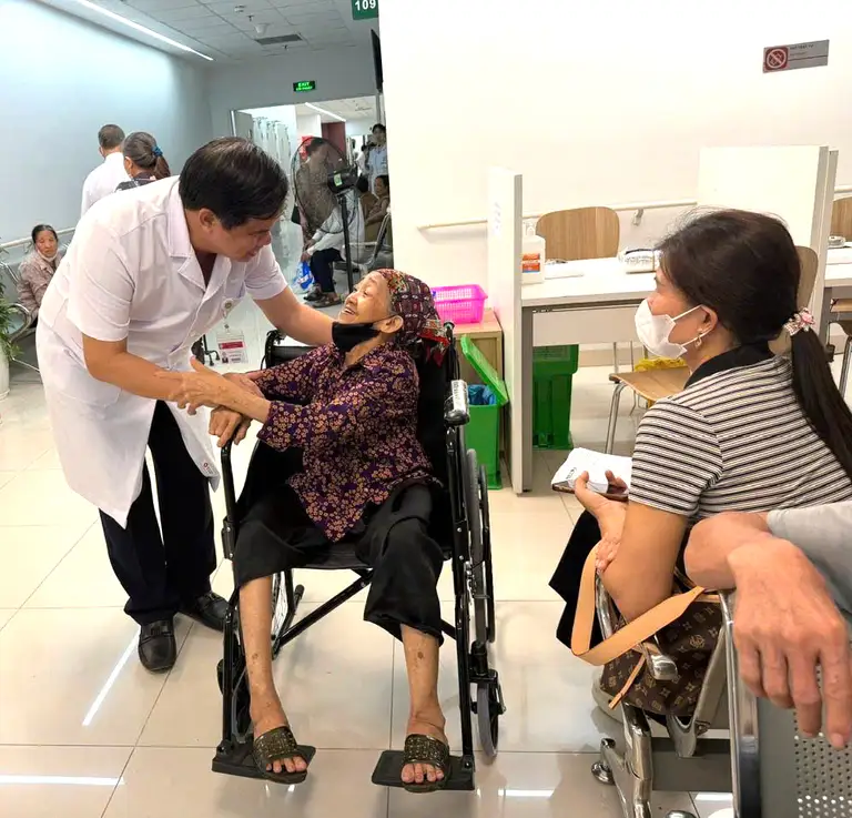 Giám đốc Bệnh viện Bạch Mai trò chuyện với người dân đến khám sức khoẻ tại Bệnh viện Bạch Mai cơ sở Ninh Bình.