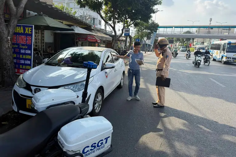 Ô tô đỗ sát góc đường có thể che khuất tầm nhìn của người lái xe đang tiến vào giao lộ