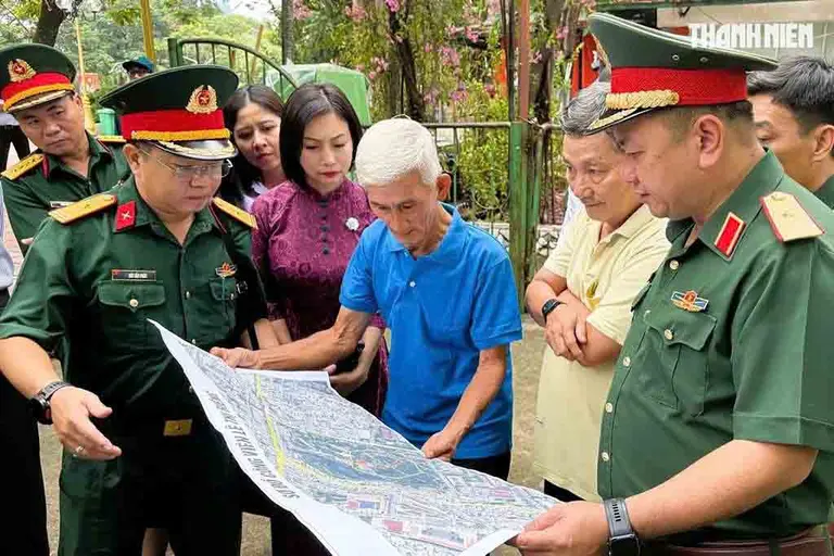 Bộ Tư lệnh TP.HCM đưa nhân chứng đến công viên Lê Thị Riêng để xác định vị trí rãnh mộ