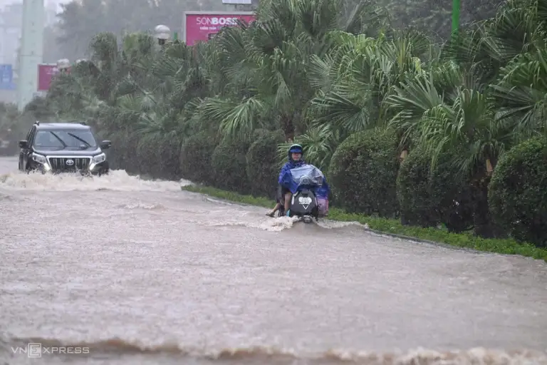Xe máy, ôtô "lội nước" trên đường Tố Hữu. Ảnh: Phạm Chiểu