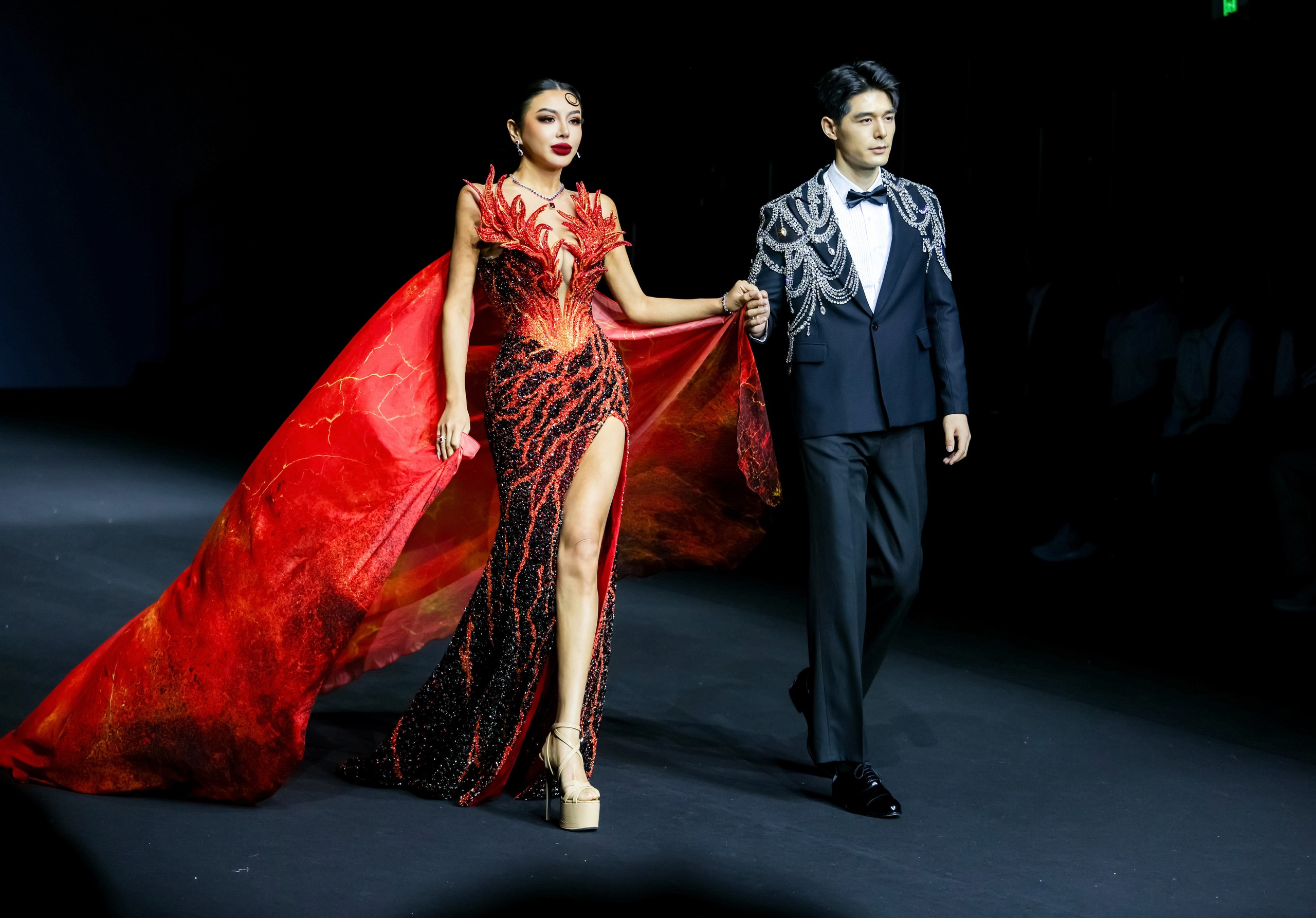 Miss Grand Hong Kong 2026 Yolanda và Mister Cosmo China 2026 Piter Wang trên sàn diễn - Ảnh: BTC
