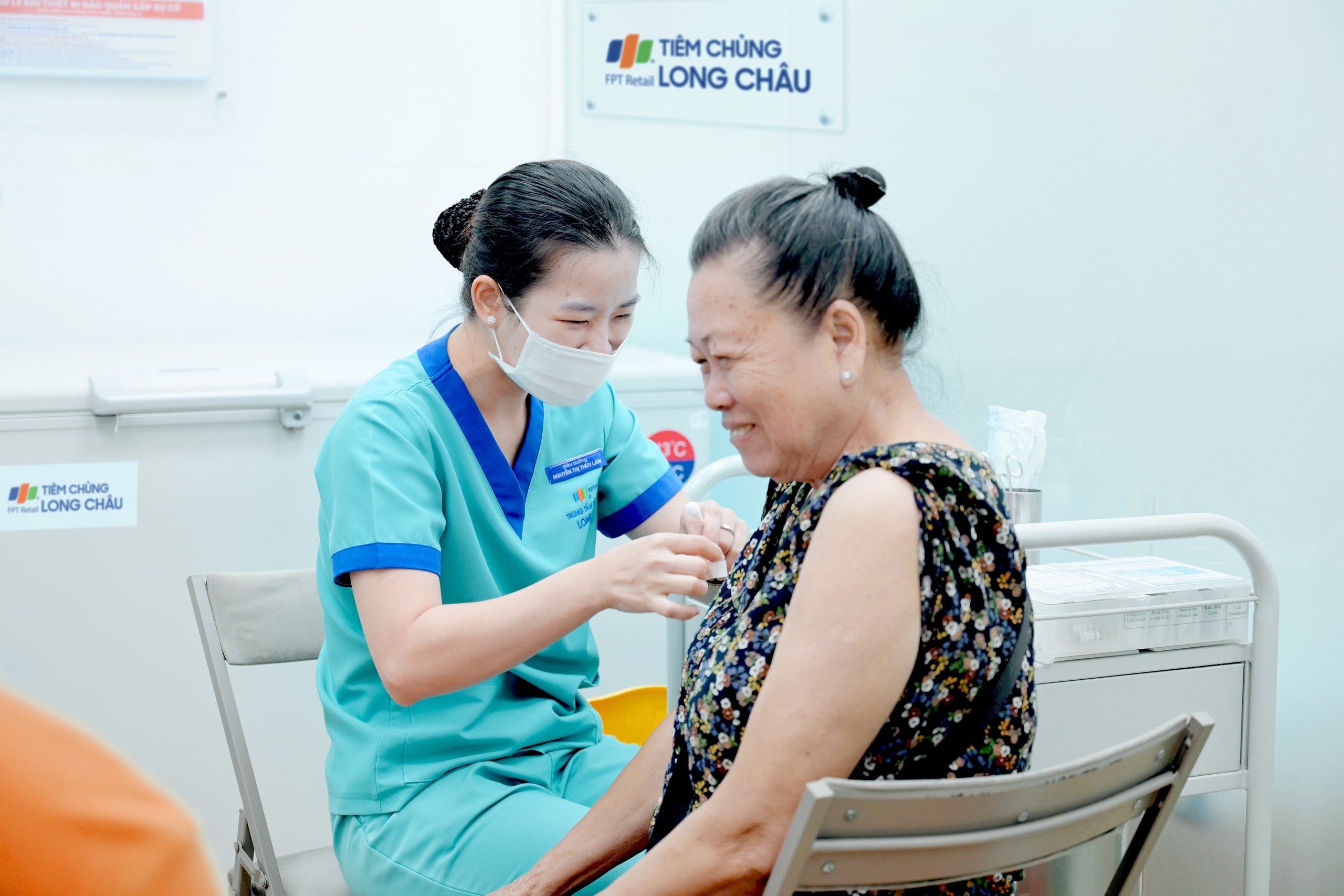Đội ngũ chuyên viên y tế vững chuyên môn luôn sẵn sàng hỗ trợ người dân - Ảnh: Hoàng Khánh