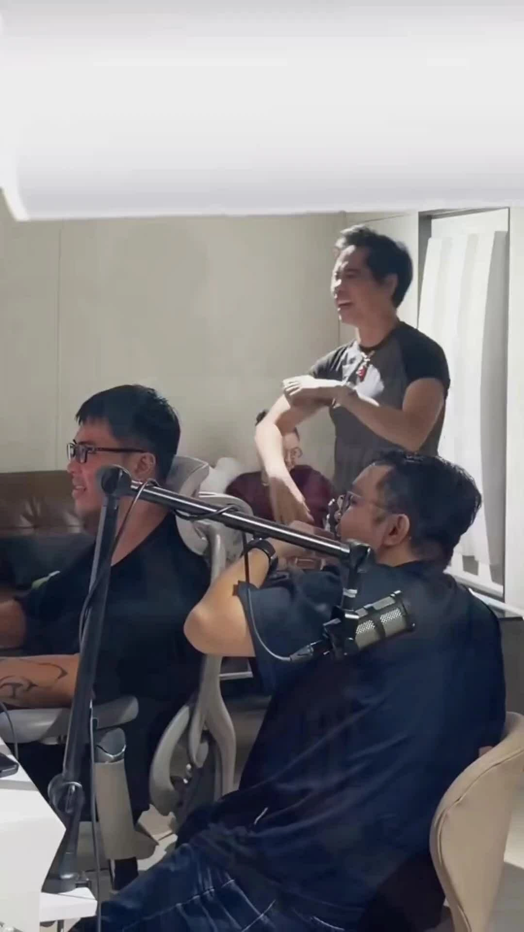 Hậu trường thu âm ca khúc của Ngọc Sơn.