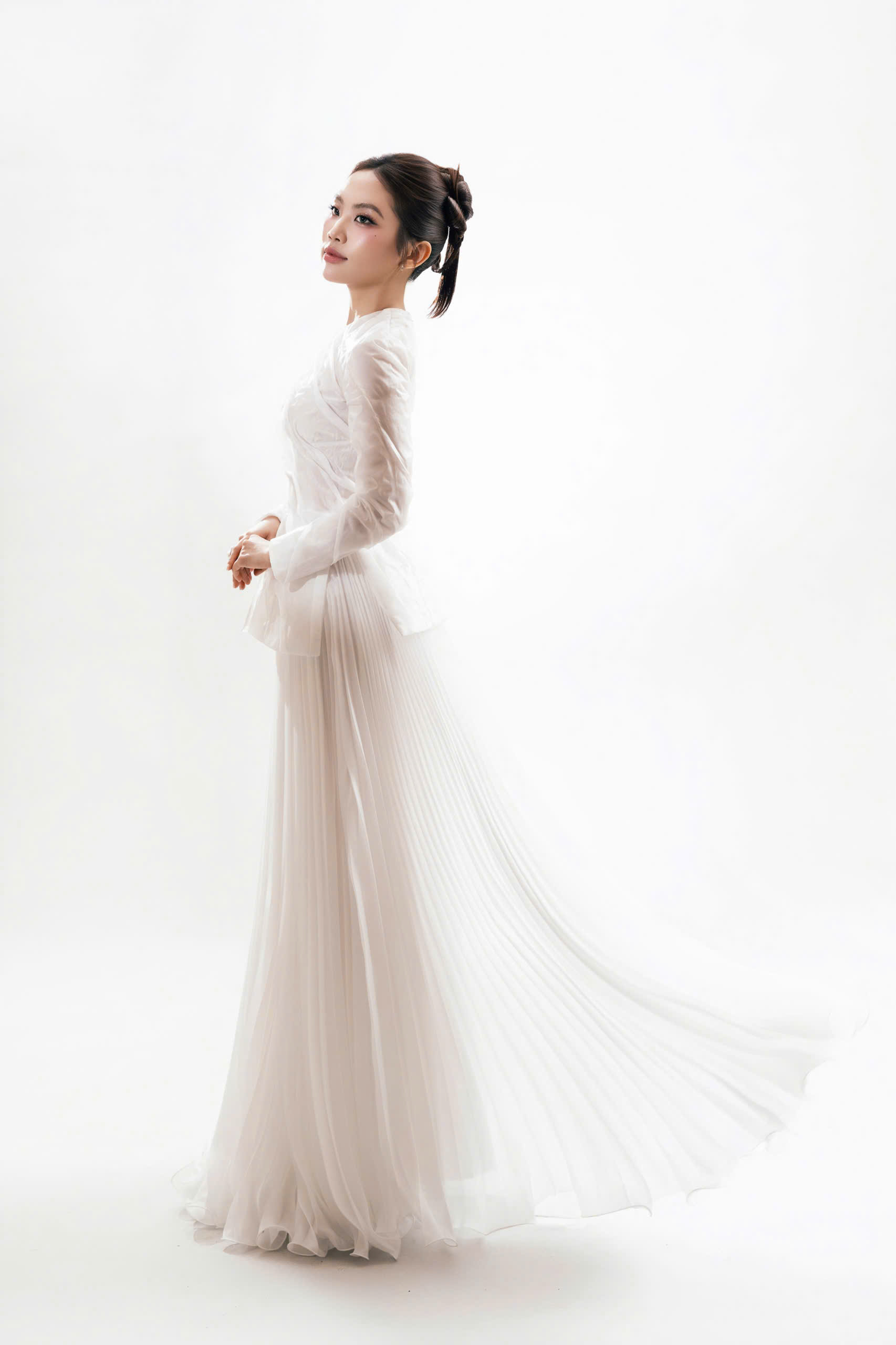 Ca sĩ Phương Mỹ Chi trong thiết kế của Nguyễn Minh Công - Ảnh: KIẾNG CẬN STUDIO