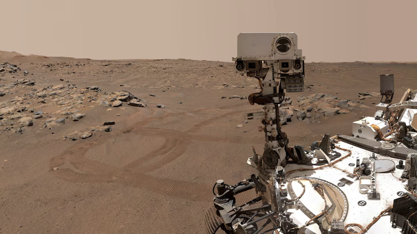 Xe tự hành Perseverance của NASA chụp ảnh selfie bên tảng đá có biệt danh Rochette trên sao Hỏa ngày 10-9-2021 - Ảnh: NASA