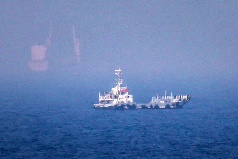 Tàu thuyền di chuyển gần eo biển Hormuz, ngoài khơi bờ biển phía đông của Các tiểu vương quốc Ả Rập thống nhất (UAE), đoạn ngoài khơi Khor Fakkan vào tháng 7-2026 - Ảnh: AFP