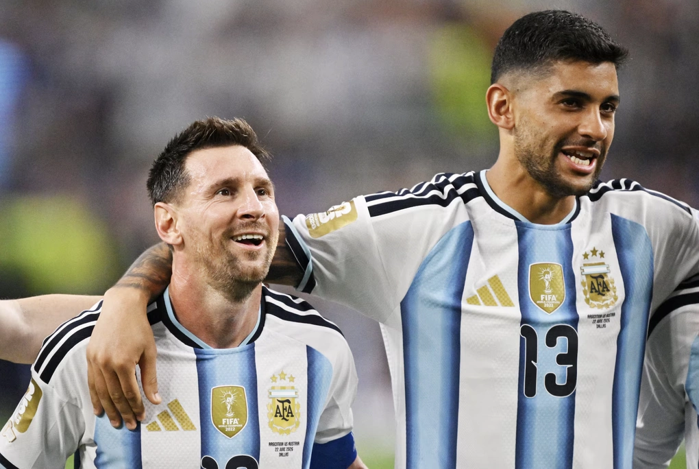 Lionel Messi (trái) ăn mừng cùng Cristian Romero sau trận Argentina thắng Áo ở World Cup 2026 trên sân Dallas, Arlington, Texas, Mỹ ngày 22/6/2026. Ảnh: Reuters