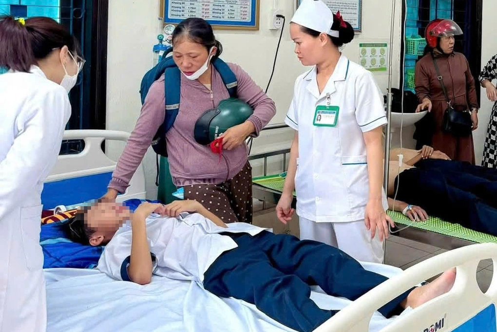 Học sinh điều trị tại bệnh viện. Ảnh: Minh Anh