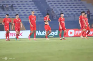 Cầu thủ Công an Hà Nội (áo đỏ) thất vọng sau trận hòa Thanh Hóa 1-1 ở vòng 6 V-League 2026-2027, trên sân Hàng Đẫy, Hà Nội ngày 22/10/2026. Ảnh: Hoàng Huynh