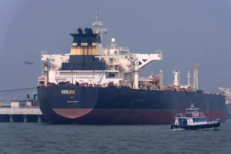 Eo biển Hormuz bị tê liệt bởi cuộc xung đột ở Trung Đông khiến hàng ngàn tàu thuyền mắc kẹt - Ảnh: AP