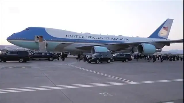 Ông Trump đổi máy bay trong vài phút thế nào? Video: CNN