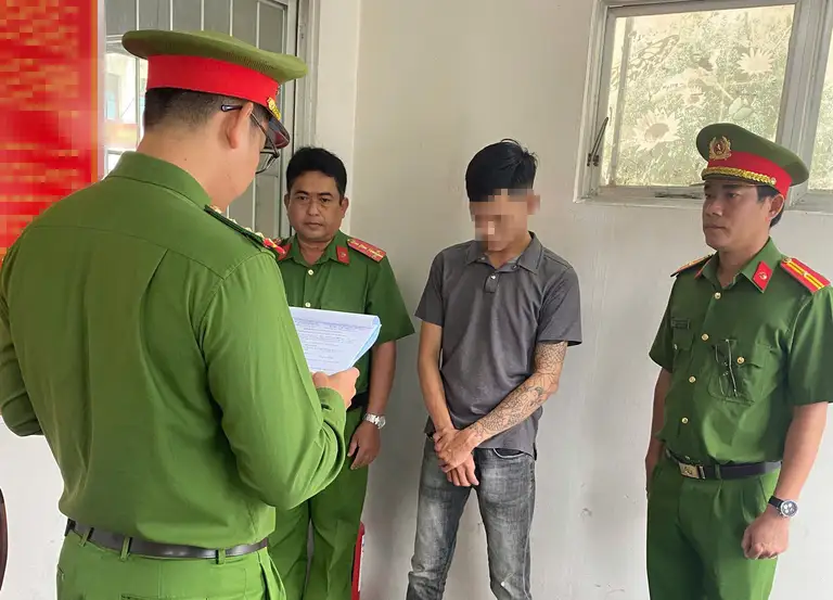 Bị can Nguyễn Hoàng Vẹn nghe cơ quan công an đọc các quyết định khởi tố, bắt tạm giam