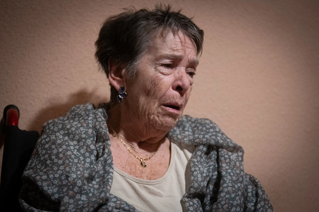Bà Maricarmen, 87, đợi ở nhà trước khi cảnh sát tới cưỡng chế hôm 23/9. Ảnh: AP