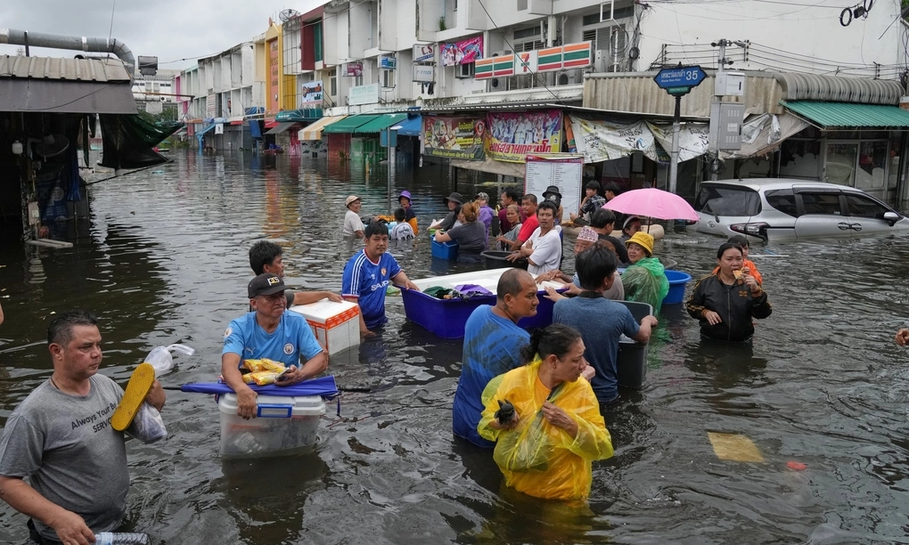 Người dân lội qua các con phố ngập lụt sau trận mưa lớn tại Bangkok, Thái Lan, ngày 28/9. Ảnh: AP