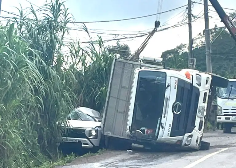 Hiện trường vụ xe tải lật đè ô tô con trên đèo Phú Sơn