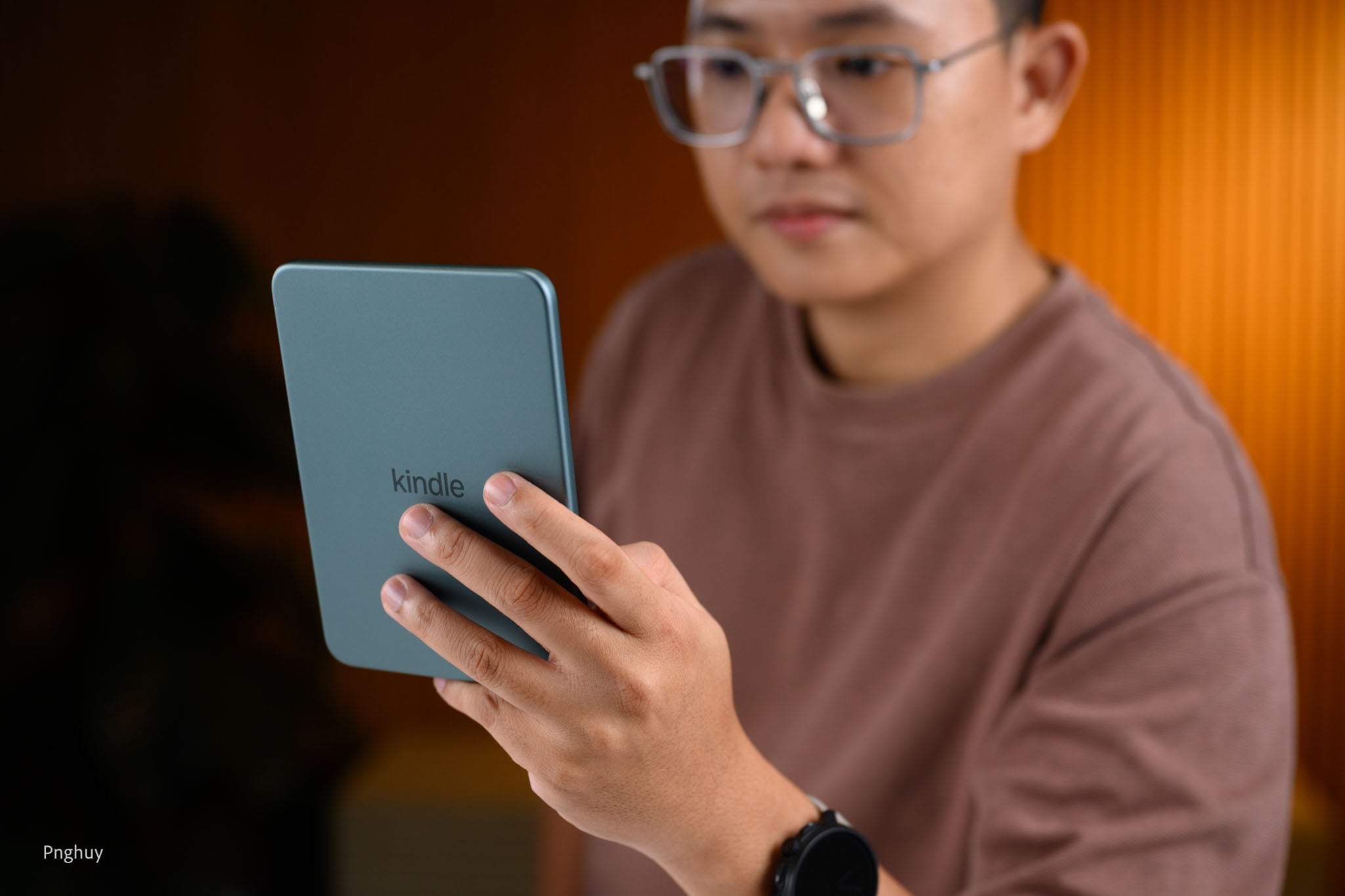 Trên tay Kindle 2026 bản vỏ nhôm 32GB: nhẹ, cầm sang, màn hình phẳng lì đẹp hơn