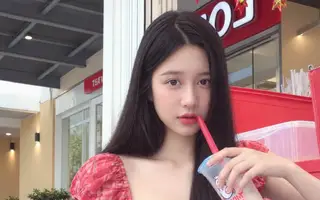 Chỉ uống trà sữa thôi, họa sĩ Minh Thư vẫn dễ dàng khiến người xem "gục ngã"