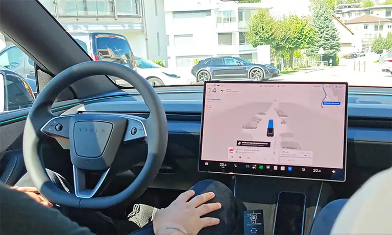 Một tài xế xe Tesla buông cả hai tay khi kích hoạt chế độ hỗ trợ lái FSD. Ảnh: Marko Sarafijannovic