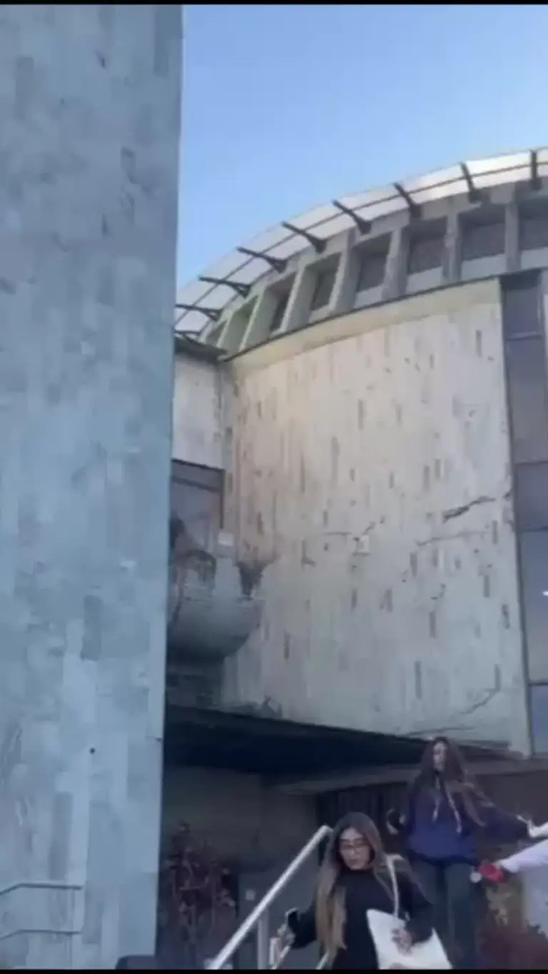 Khoảnh khắc trận động đất gây rung lắc và làm hư hại công trình ở Manizales, Colombia, ngày 10/8. Video: X/@visegrad24