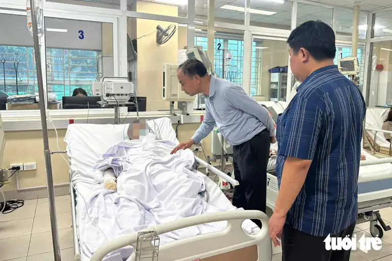Lãnh đạo Đảng ủy phường Tây Hồ thăm hỏi nạn nhân đang được điều trị tại bệnh viện