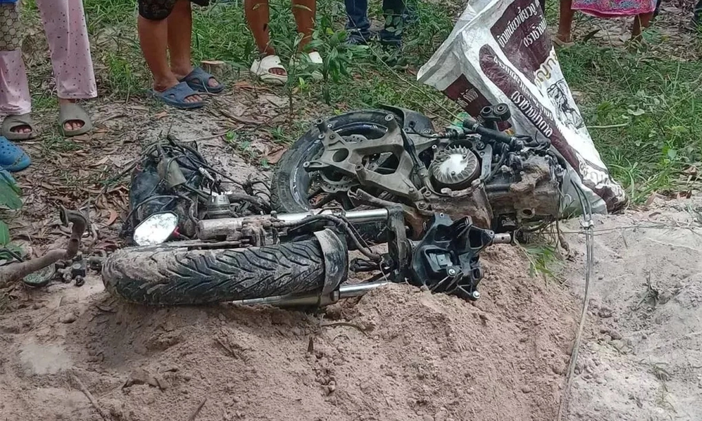 Xe máy của hai du khách người Nga được tìm thấy ở khu rừng tại tỉnh Chonburi hôm 29/7. Ảnh: Bangkok Post