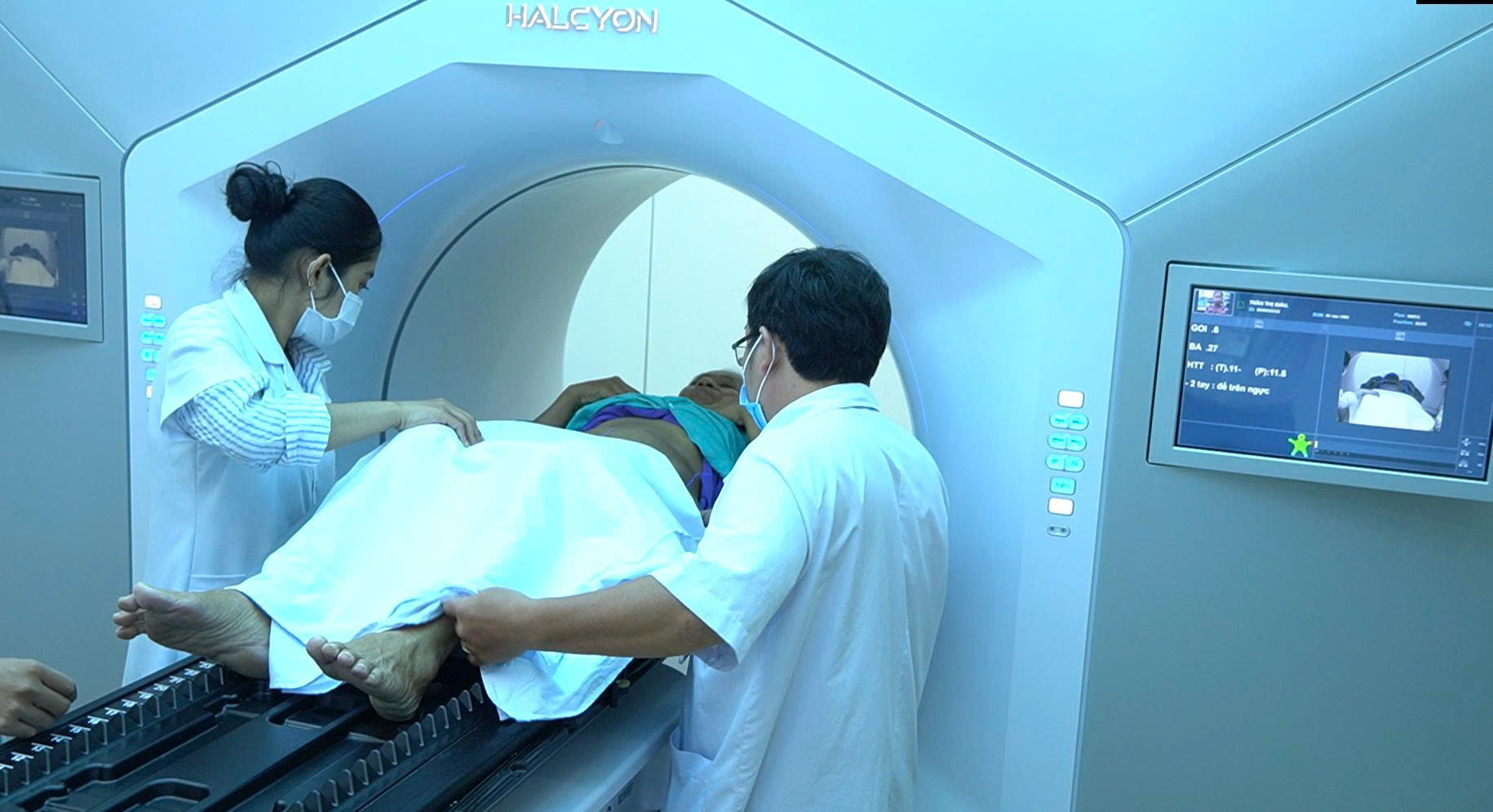 Bệnh nhân xạ trị tại các tỉnh miền Tây - Ảnh: THÁI LŨY