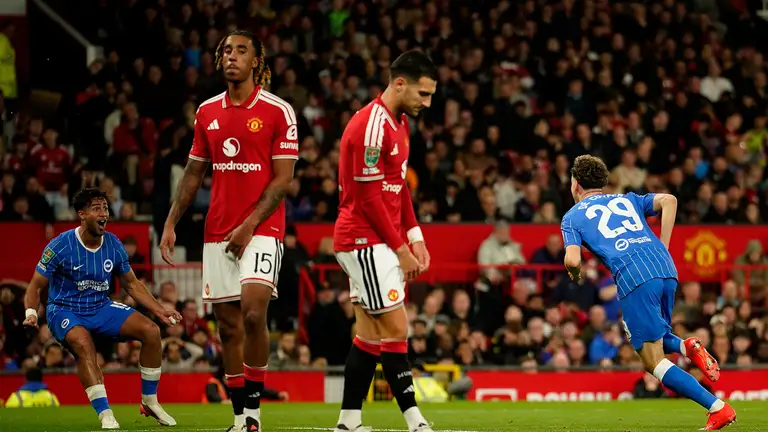 Man Utd thua Brighton trên sân nhà dù dẫn hai bàn