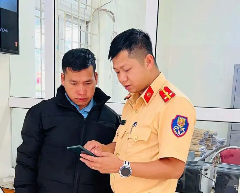 Cảnh sát giao thông đang giải thích cho anh Vàng A Chùng về thủ đoạn lừa đảo. Ảnh: Cục CSGT