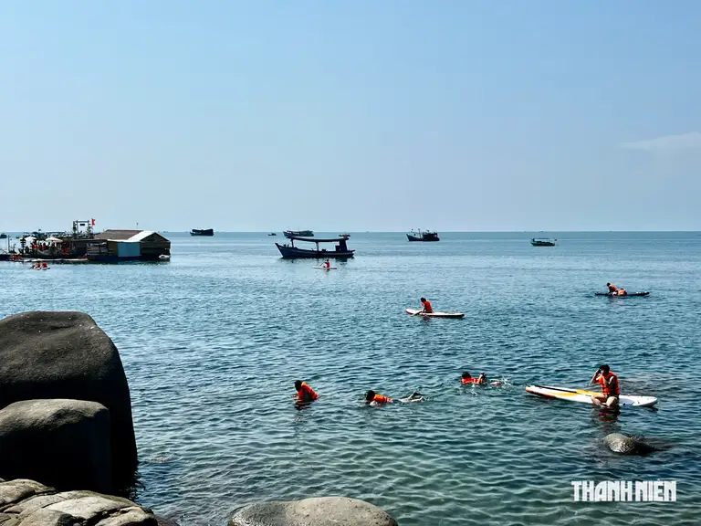 Du khách lặn biển ngắm san hô tại Hòn Sơn, tỉnh An Giang