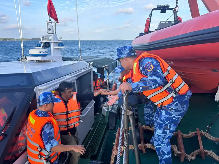 Cán bộ, chiến sĩ Bộ Tư lệnh Vùng Cảnh sát biển 4 đưa du khách nước ngoài bị kẹt trên hòn Mây Rút Ngoài lên tàu CSB 2002 về đảo Phú Quốc