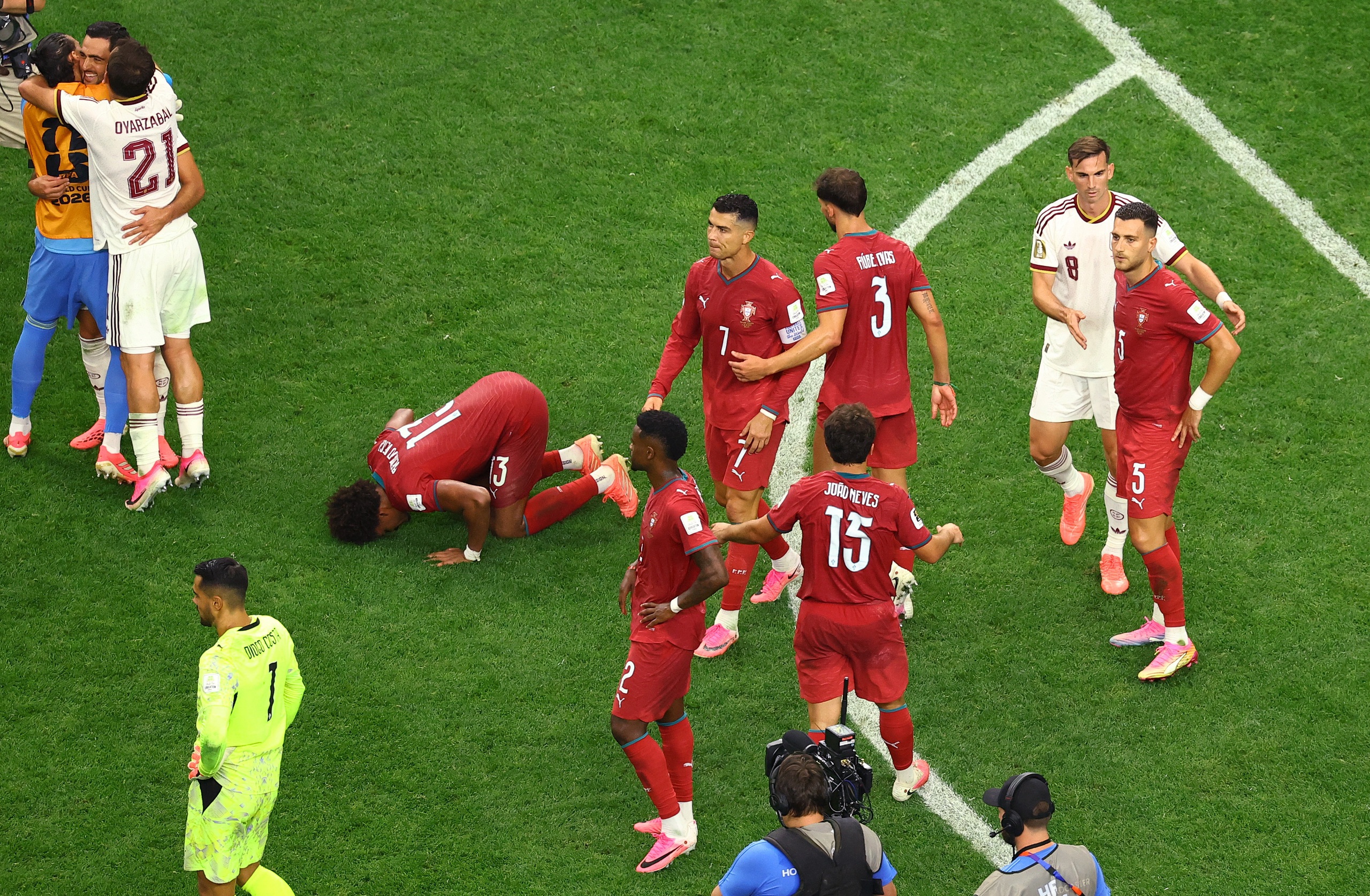 HLV Tây Ban Nha gây sốt với cảnh ôm Ronaldo: