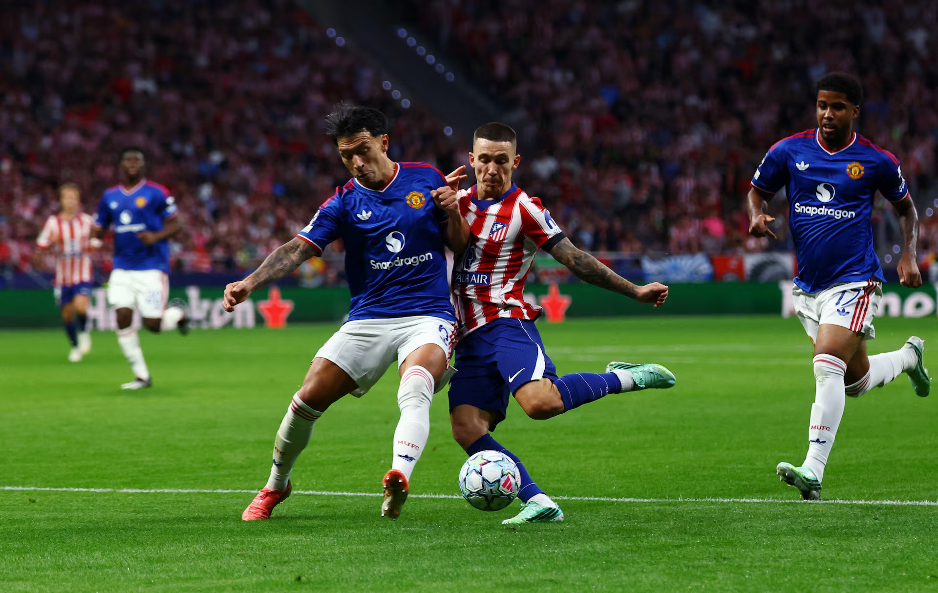 Lisandro Martinez (trái) thẳng thắn chỉ trích ban lãnh đạo Man United sau trận thua Atletico - Ảnh: REUTERS