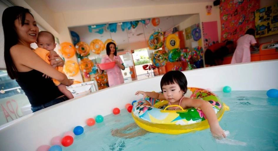 Các học giả Singapore chỉ ra rằng chi phí cơ hội của việc nuôi dạy con cái, bao gồm tác động đến sự nghiệp, thu nhập và khoản tiết kiệm hưu trí, phần lớn đều do người mẹ gánh chịu. Ảnh: Stephen Morrison/EPA