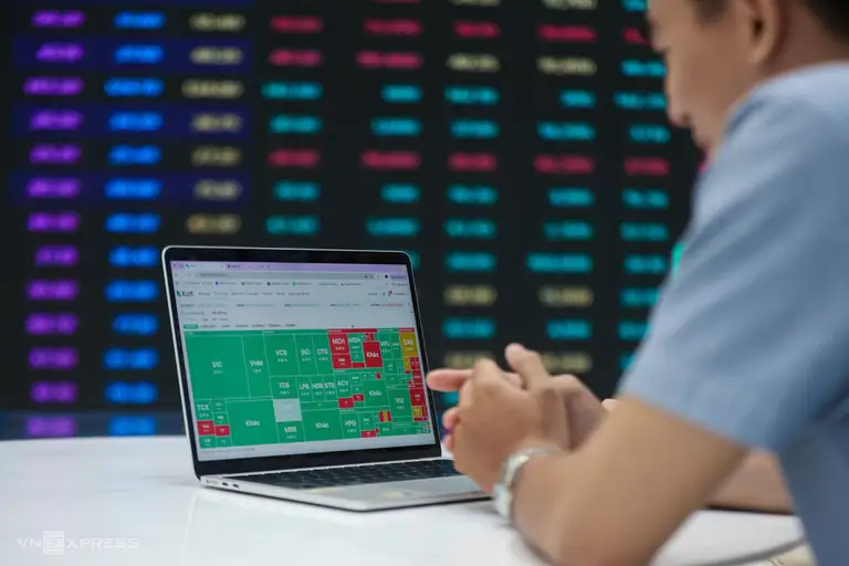 Nhà đầu tư theo dõi bảng giá tại Công ty Chứng khoán Kafi. Ảnh: Quỳnh Trần