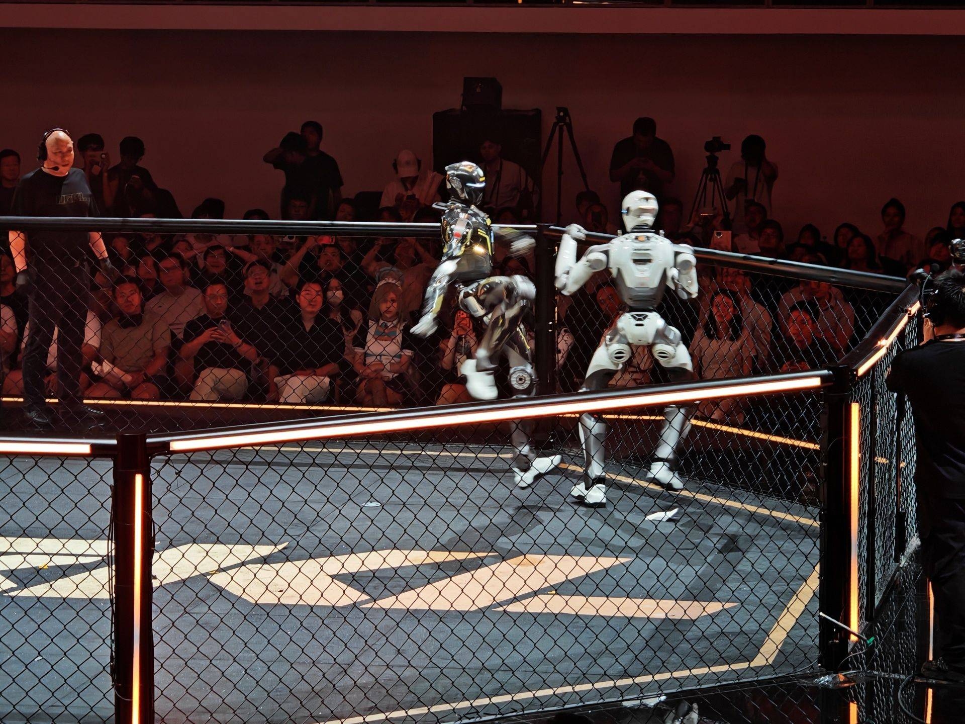Giải đấu MMA robot đầu tiên trên thế giới mang tên Ultimate Robot Knock-out Legend (URKL) vừa diễn ra tại Thâm Quyến, Trung Quốc, thu hút sự chú ý lớn.
