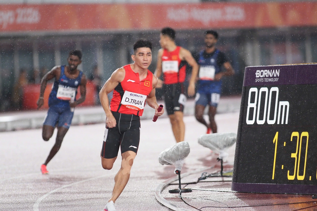 Trần Đình Sơn thi vòng loại 4x400m nam trên sân Paloma Mizuho, thành phố Nagoya, tỉnh Aichi, Nhật Bản, ngày 28/9/2026. Ảnh: Quý Lượng