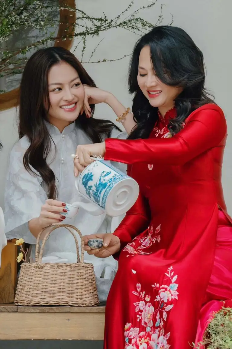 Thùy Anh chụp ảnh cùng mẹ hồi đầu năm.