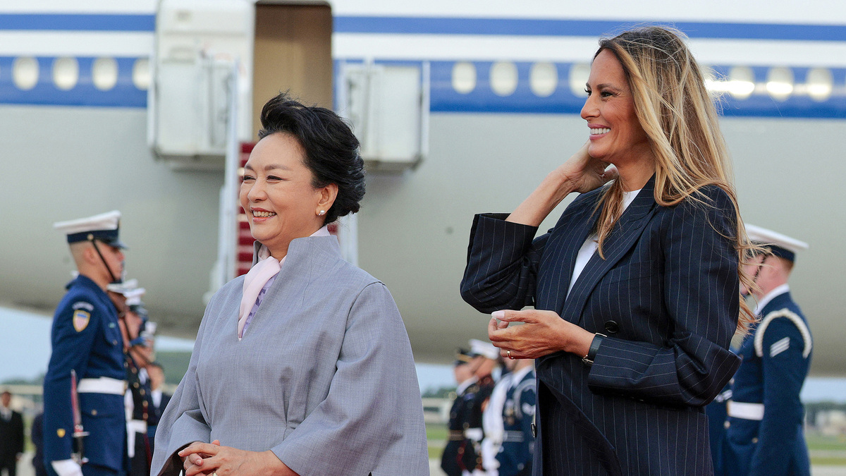 Bà Melania Trump gây chú ý với đôi giày cao gót ra sân bay đón ông Tập
