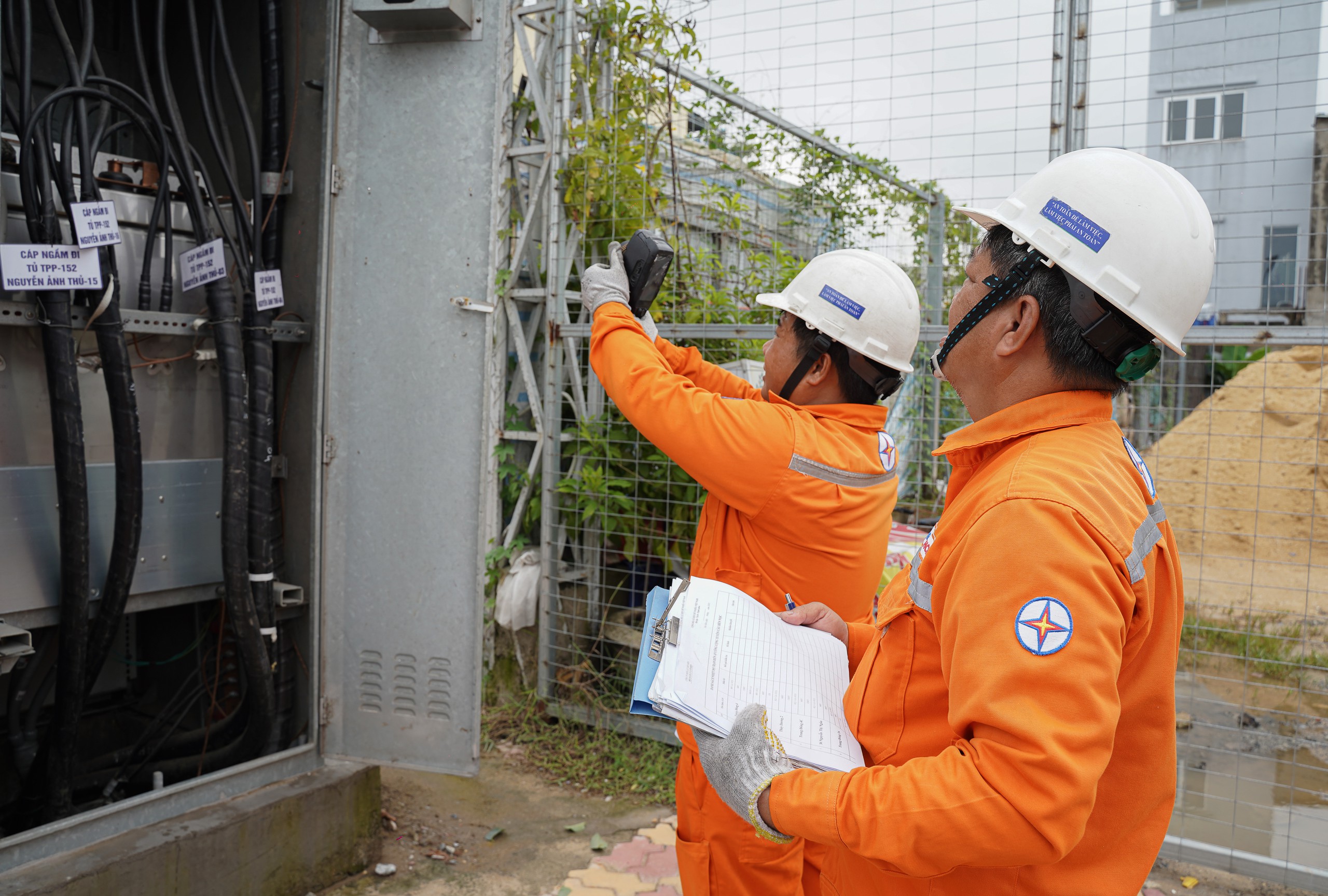 Nhân viên điện lực Hóc Môn kiểm tra hệ thống tủ điện trung thế trên tuyến đường Nguyễn Ảnh Thủ nối dài