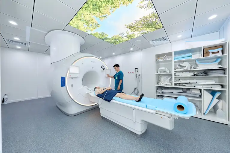 Phú Quốc từng bước đầu tư năng lực điều trị chuyên sâu ngay trên đảo với thiết bị hiện đại, vốn chỉ có ở bệnh viện tuyến cuối - Ảnh: SG