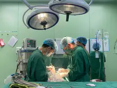 Người đàn ông 53 tuổi thủng ruột hai lần do nuốt phải xương