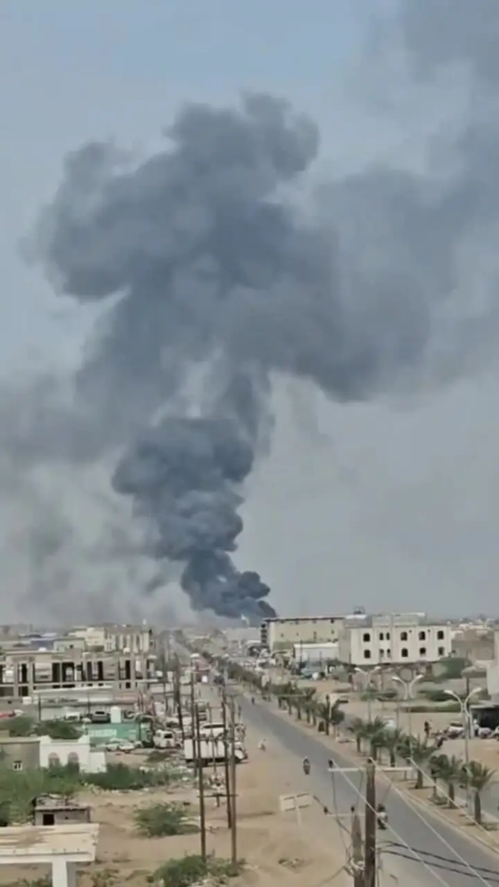 Khói bốc lên sau khi Houthi tập kích thành phố cảng Mokha, Yemen ngày 9/8. Video: Rus Vesna