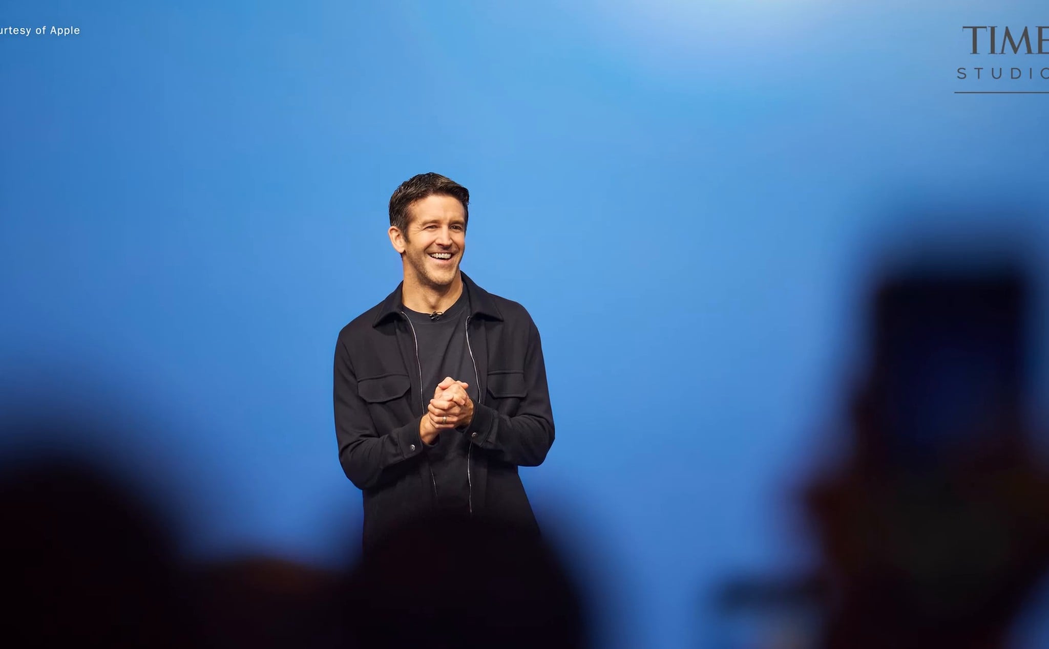 CEO John Ternus nói chuyện với TIME về iPhone Duo, Siri AI, trẻ em và văn hóa thiết kế Apple